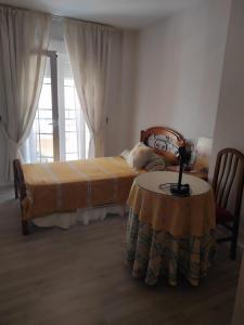 a bedroom with a bed and a table with a table sidx sidx sidx at Apartamento en Ejido Centro in El Ejido