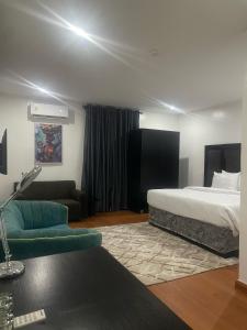 Un pat sau paturi într-o cameră la PEPE Suites