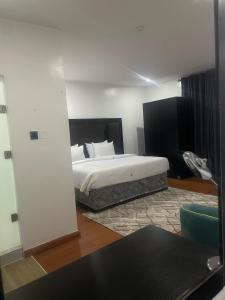 Un pat sau paturi într-o cameră la PEPE Suites