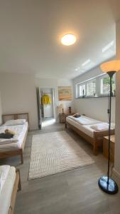 Ένα ή περισσότερα κρεβάτια σε δωμάτιο στο 2 Zimmer Apartment, Küche u Terrasse in Freiburg