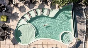 an overhead view of a swimming pool with people standing around it at Yemaya Club in Santa María del Oro