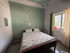una camera da letto con un letto in una stanza con una finestra di Surkanda Home stay a Nākuri