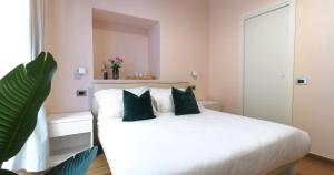 A bed or beds in a room at Musto Suites & Rooms