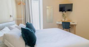 A bed or beds in a room at Musto Suites & Rooms