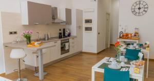 A kitchen or kitchenette at Musto Suites & Rooms