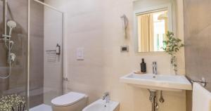 łazienka z toaletą, umywalką i prysznicem w obiekcie Musto Suites & Rooms w mieście Neapol