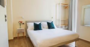 A bed or beds in a room at Musto Suites & Rooms