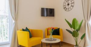 A television and/or entertainment centre at Musto Suites & Rooms