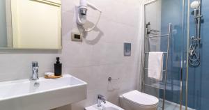 A bathroom at Musto Suites & Rooms