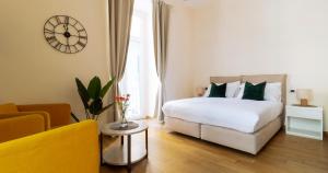 A bed or beds in a room at Musto Suites & Rooms