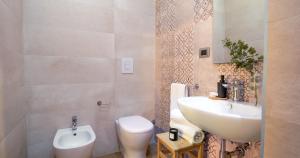 A bathroom at Musto Suites & Rooms