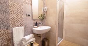 A bathroom at Musto Suites & Rooms