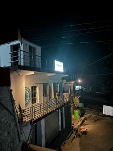 un edificio è in costruzione di notte di Surkanda Home stay a Nākuri
