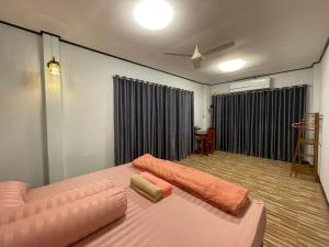 En eller flere senge i et værelse på Relaxing Home in the Garden with Shuttle & Long Stay + 58 billeder