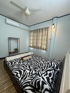 En eller flere senge i et værelse på Relaxing Home in the Garden with Shuttle & Long Stay