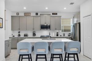 Köök või kööginurk majutusasutuses Dream Vacation Home – Private Pool, Themed Rooms & Resort Access – ChampionsGate!