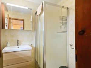 un bagno con un lavandino, uno specchio e una vasca di Frühstückspension Gsenger a Ramsau am Dachstein