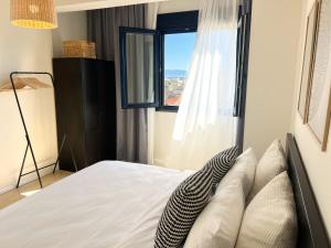 Postel nebo postele na pokoji v ubytování Maisonette with Stunning Terrace & Private Garage - By Solstad