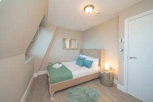 Postel nebo postele na pokoji v ubytování Hazelnut Seafront One Bedroom BN1GRE38