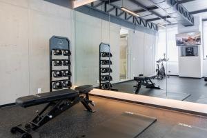 a gym with a mirror and a bench and equipment at Capitalia Hipodromo Condesa in Mexico City