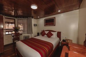 Un pat sau paturi într-o cameră la Quechua Hotel Cusco