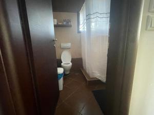 Ένα μπάνιο στο Villa Dalla +33 φωτογραφίες