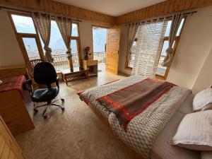 Gallery image of Luxury 1 BHK Apartment for Rent in Naggar,Manali with Modern Kitchen, Wooden Interior, and Spacious Bathroom in Nagar +6 photos