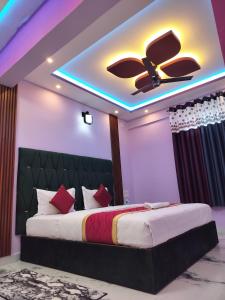 Un dormitorio con una cama con ventilador de techo. en Blue Bell Home Stay, en Madikeri 7 fotos más