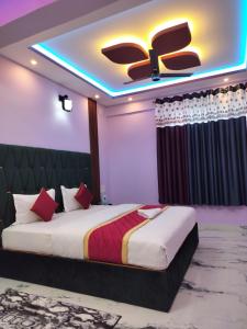 1 dormitorio con 1 cama y techo con luces en Blue Bell Home Stay, en Madikeri