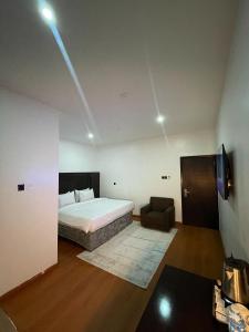 Un pat sau paturi într-o cameră la PEPE Suites