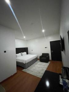 Un pat sau paturi într-o cameră la PEPE Suites