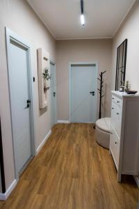 ein leeres Zimmer mit zwei Türen und Holzböden in der Unterkunft Golden Light - 3BR Luxury Central in Bŭnzareto + 22 Fotos