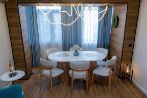 Billede fra billedgalleriet på Golden Light - 3BR Luxury Central i Bŭnzareto