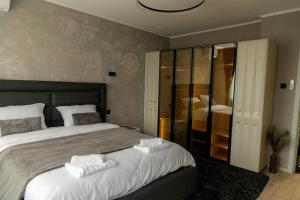 Billede fra billedgalleriet på Golden Light - 3BR Luxury Central i Bŭnzareto