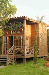 a log cabin with a porch and a fence at Cabañas ecológicas Xuetama in Villa de Leyva