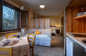 A kitchen or kitchenette at Cascina La Commenda