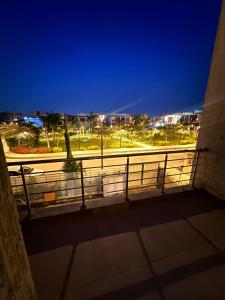 Blick auf eine Straße in der Nacht vom Balkon aus in der Unterkunft Madinaty Stunning Villa in Madinaty