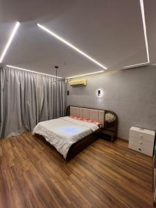ein Schlafzimmer mit einem Bett in einem Zimmer in der Unterkunft Madinaty Stunning Villa in Madinaty