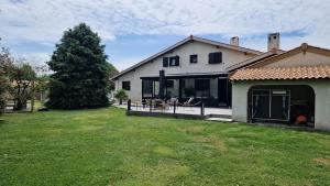 a white house with a yard with a tree at Villa Pessac Bordeaux-bassin in Pessac