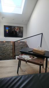 TV a/nebo společenská místnost v ubytování Aux Caprices de Leah + 9 fotografií