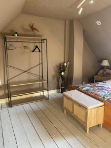 1 dormitorio con cama, banco y flores en Vent d'Ouest, en Le Crotoy