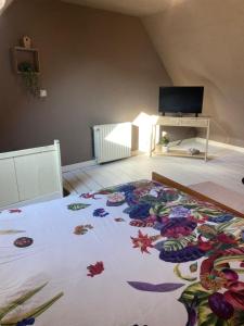 un dormitorio con una cama con un estampado de flores. en Vent d'Ouest, en Le Crotoy