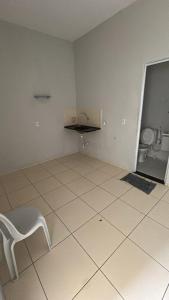 an empty room with a sink and a toilet at Apartamento Centro de Tauá in Tauá