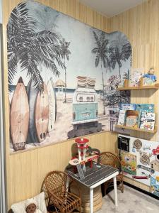加茨比亚格拉Niebieski Domek - Gościmy tylko Dzieci z Rodzicami - u nas dzieci to VIPy!的一间拥有海滩壁画的房间,上面有冲浪板