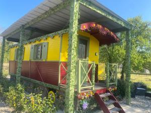 Photo de la galerie de l'établissement Roulotte pour une nuit en amoureux tout équipée.., à Noyelles-sur-Mer