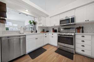 Η κουζίνα ή μικρή κουζίνα στο RARE Poolside - LUXE 1BR King, Pool, EV station