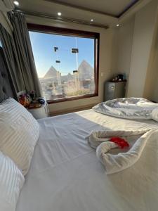 Postel nebo postele na pokoji v ubytování Amigo Pyramids Hotel
