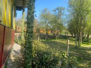 Photo de la galerie de l'établissement Roulotte pour une nuit en amoureux tout équipée.., à Noyelles-sur-Mer
