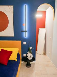 una camera da letto con un letto e una parete blu di SaraHome a Bari