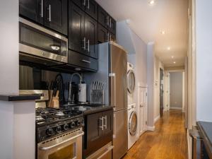 Nhà bếp/bếp nhỏ tại Three Bedroom on Little Italy Mulberry Street